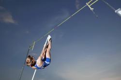 开云体育官网-猛龙踏平太阳，詹姆斯防守端锁死对手，现代篮球的攻防艺术