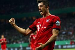 开云下载-荷兰横扫日本，莱万高光表现