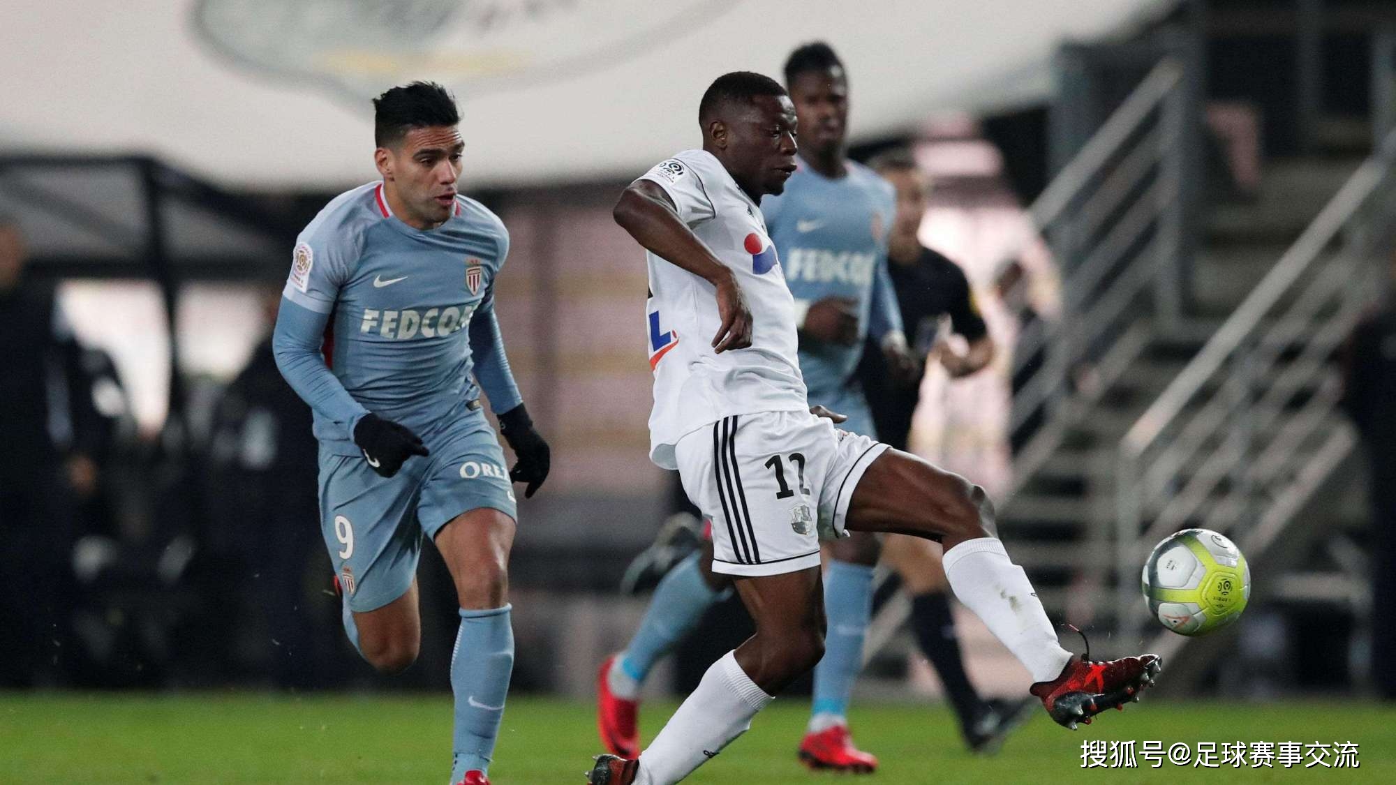 里昂逆势战胜尼斯,固守前场不退 里昂逆势战胜尼斯,固守前场不退