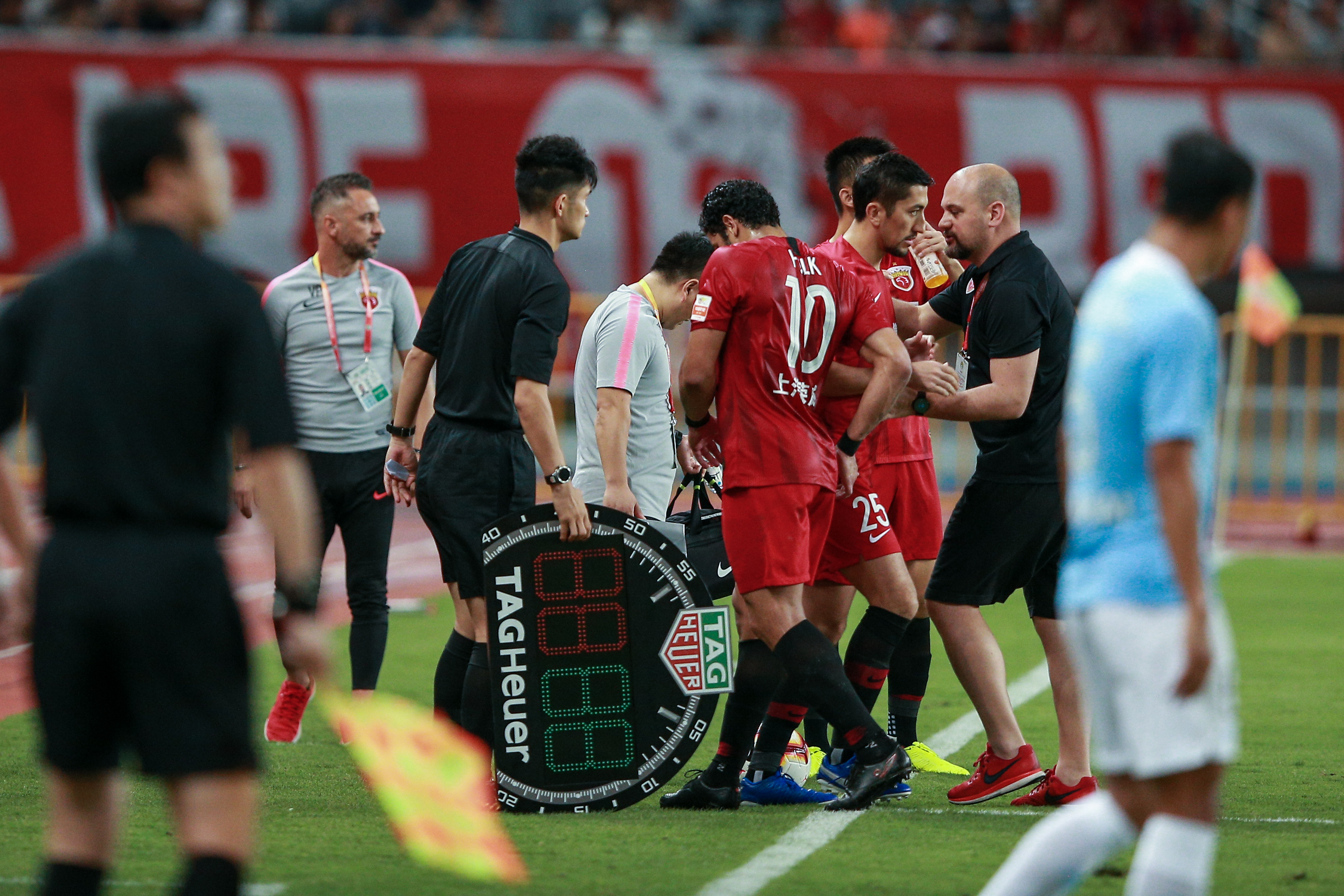 瓦勒韦诺主场胜利,积极追赶 瓦勒韦诺主场胜利,积极追赶