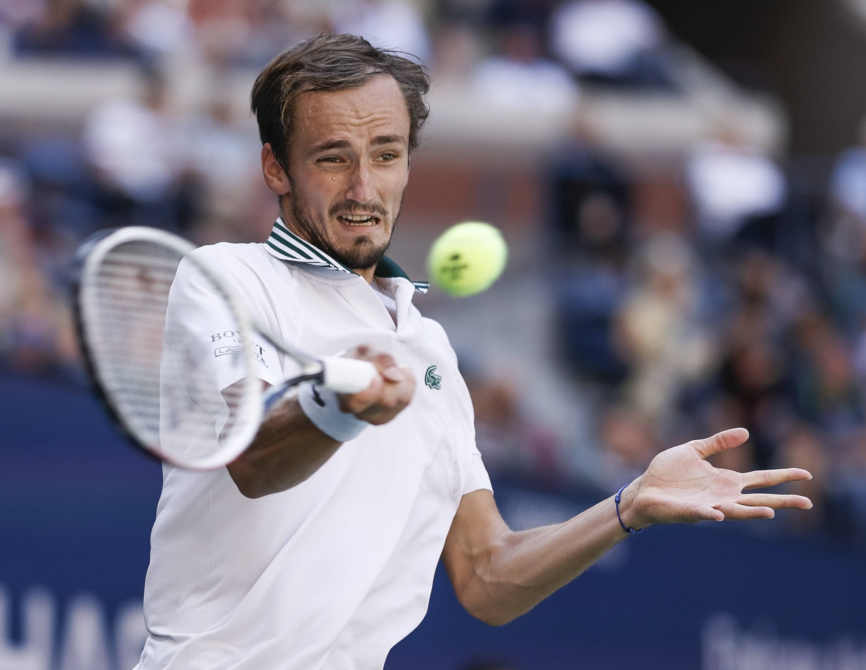 包含德国网球队轻取美国网球队，梅德韦杰夫打破历史纪录的词条