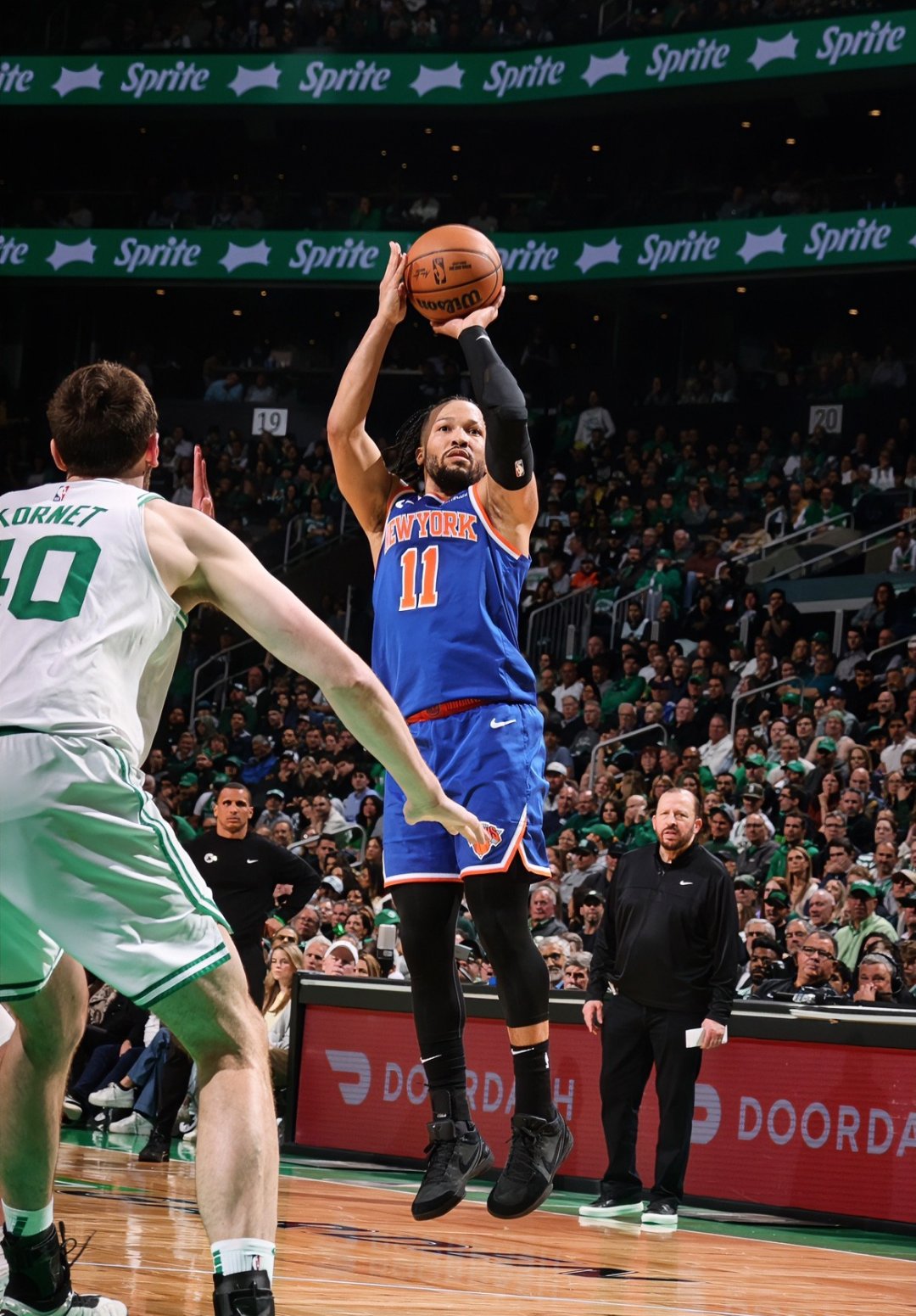 尼克斯绝地反击独行侠,巴恩斯高光表现 尼克斯绝地反击独行侠,巴恩斯高光表现