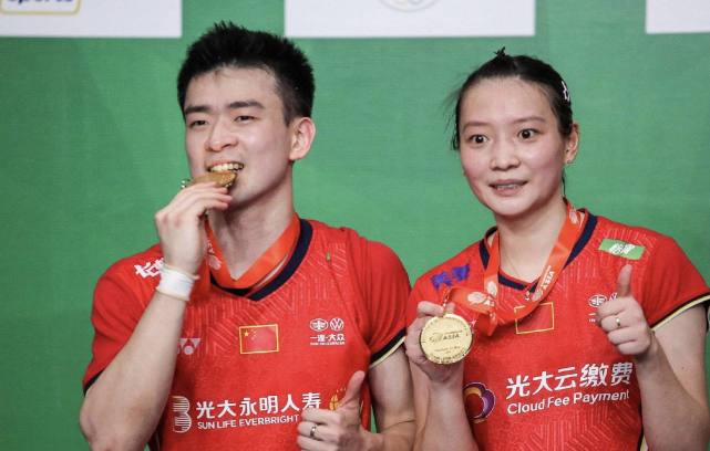 包含马来西亚队鏖战中国队，黄鸭组合状态火热的词条