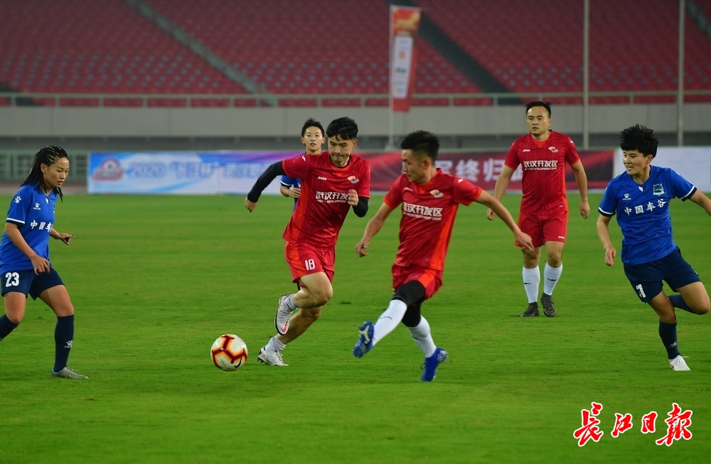 见证强强对话,足球场上的精彩交锋的简单介绍 见证强强对话,足球场上的精彩交锋的简单介绍