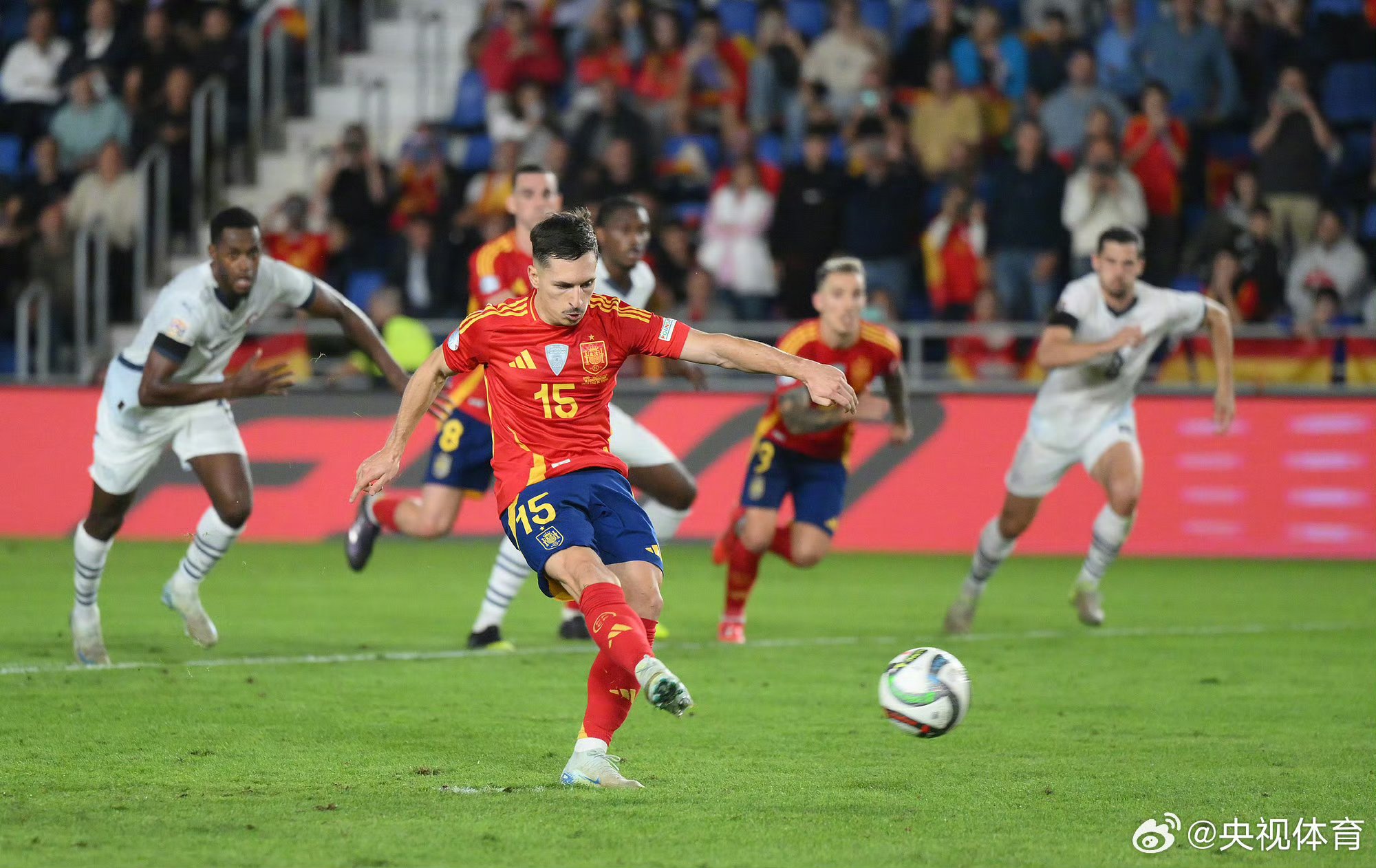 西班牙战胜瑞典，领跑小组积分榜的简单介绍