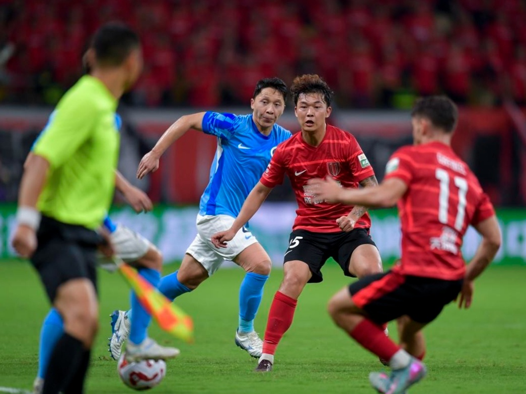 关于观众欢呼雀跃，中超比赛精彩不断的信息