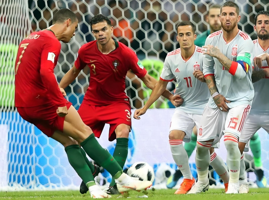 足球场上两支强队将进行激烈对抗