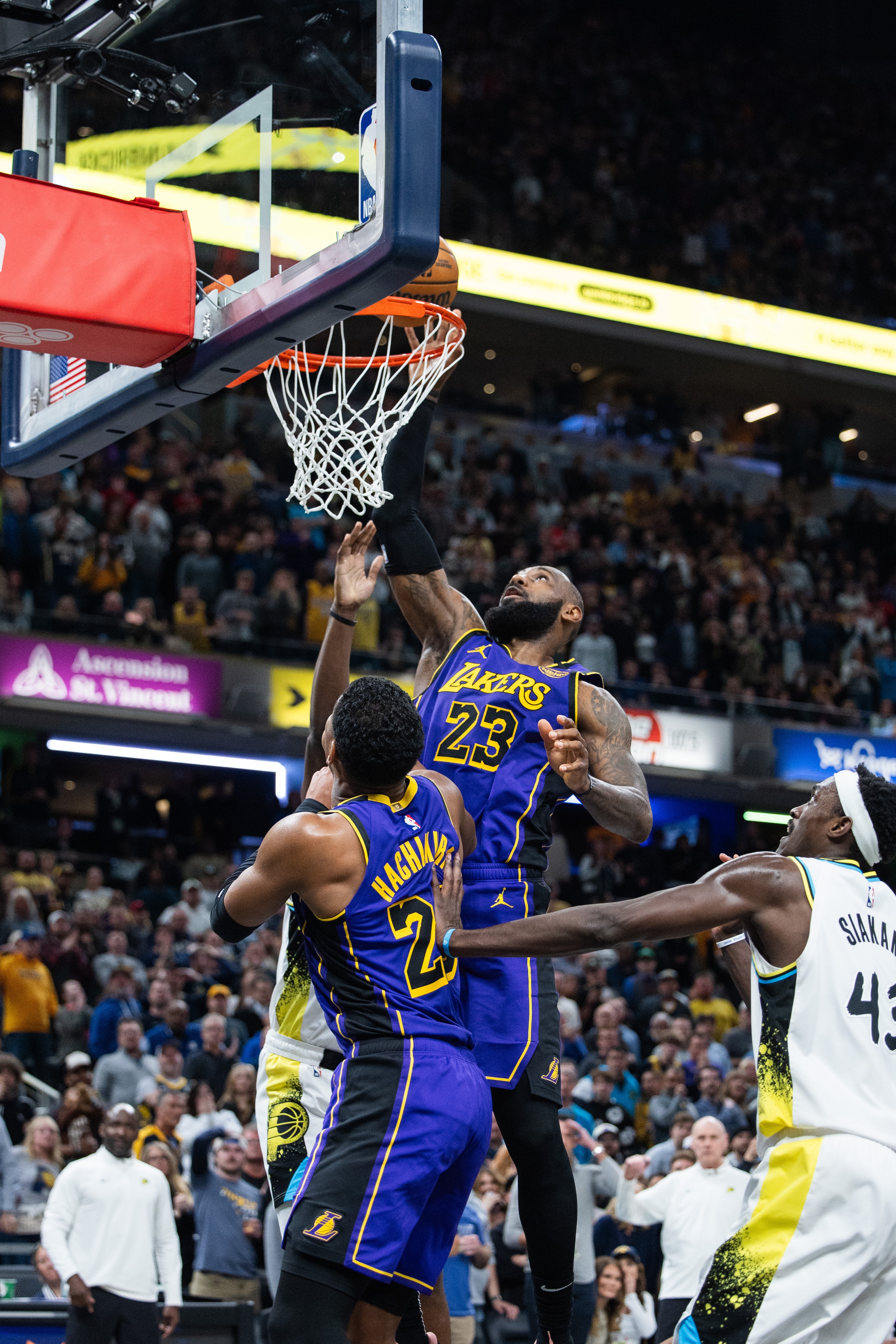 篮球比赛激烈对抗，观众尖叫连连