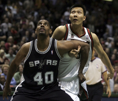 关于马刺完胜青岛队，易建联惊艳四座的信息