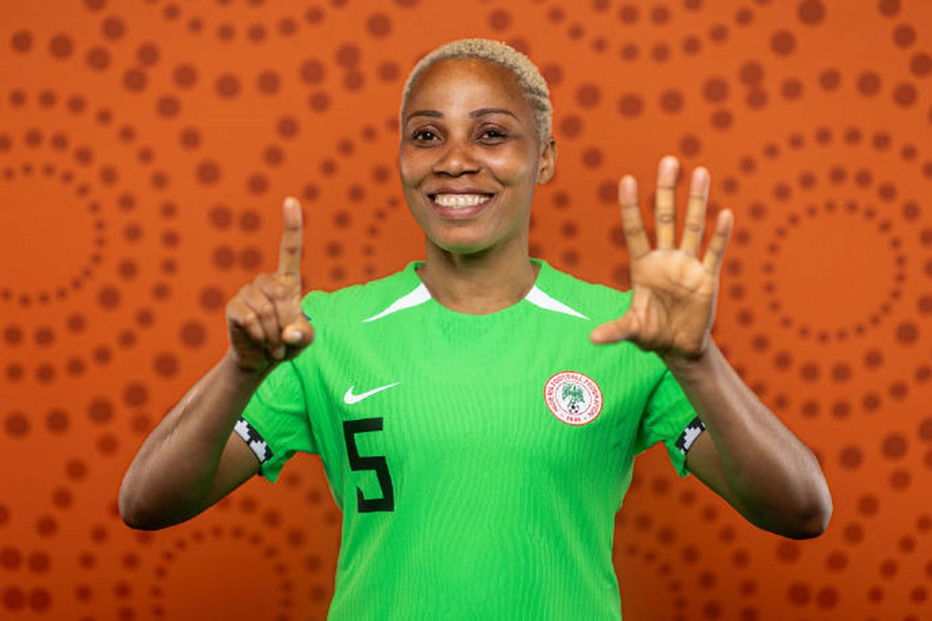 尼日利亚女足队员担任青少年足球教练