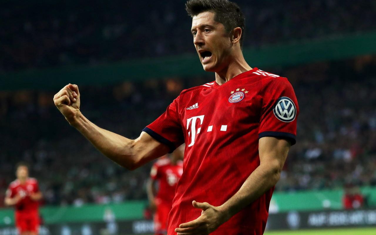 荷兰横扫日本，莱万高光表现