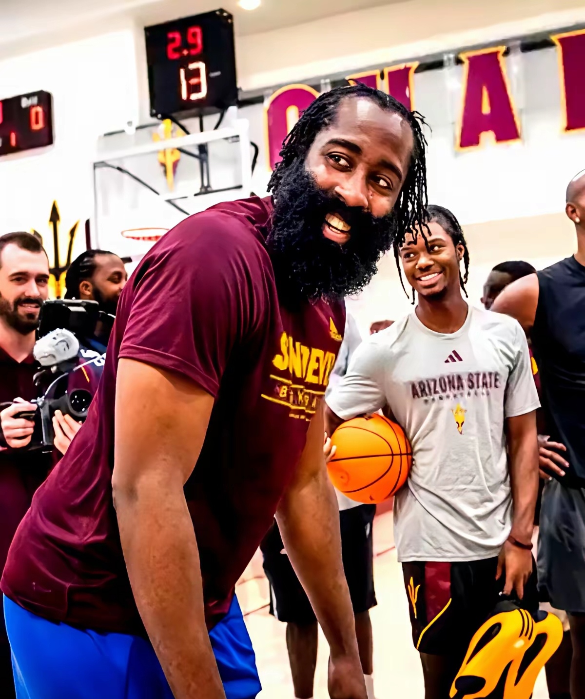 包含国王横扫尼克斯，伦纳德统治全场的词条