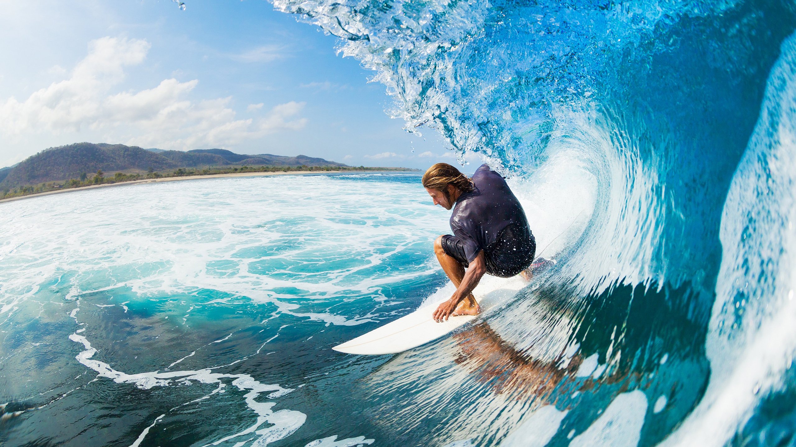 赛道上的双重风暴，梅赛德斯碾压阿斯顿马丁，皮亚斯特里点燃赛场