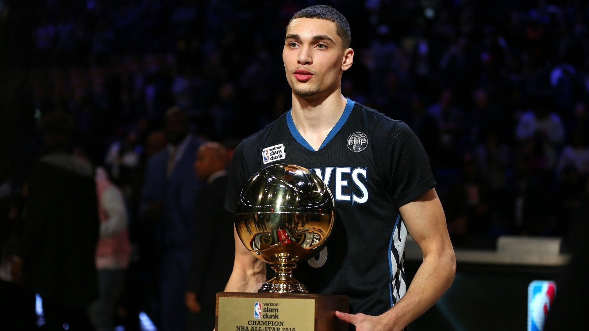 绝境翻盘,红牛二队逆袭索伯,汉密尔顿点燃赛场之夜